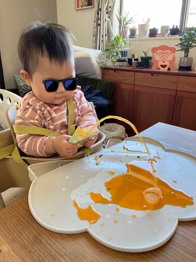 ブシャーとジュースをぶちまける赤ちゃん 見事な放物線 許してるお母さん マジで女神レベル まいどなニュース