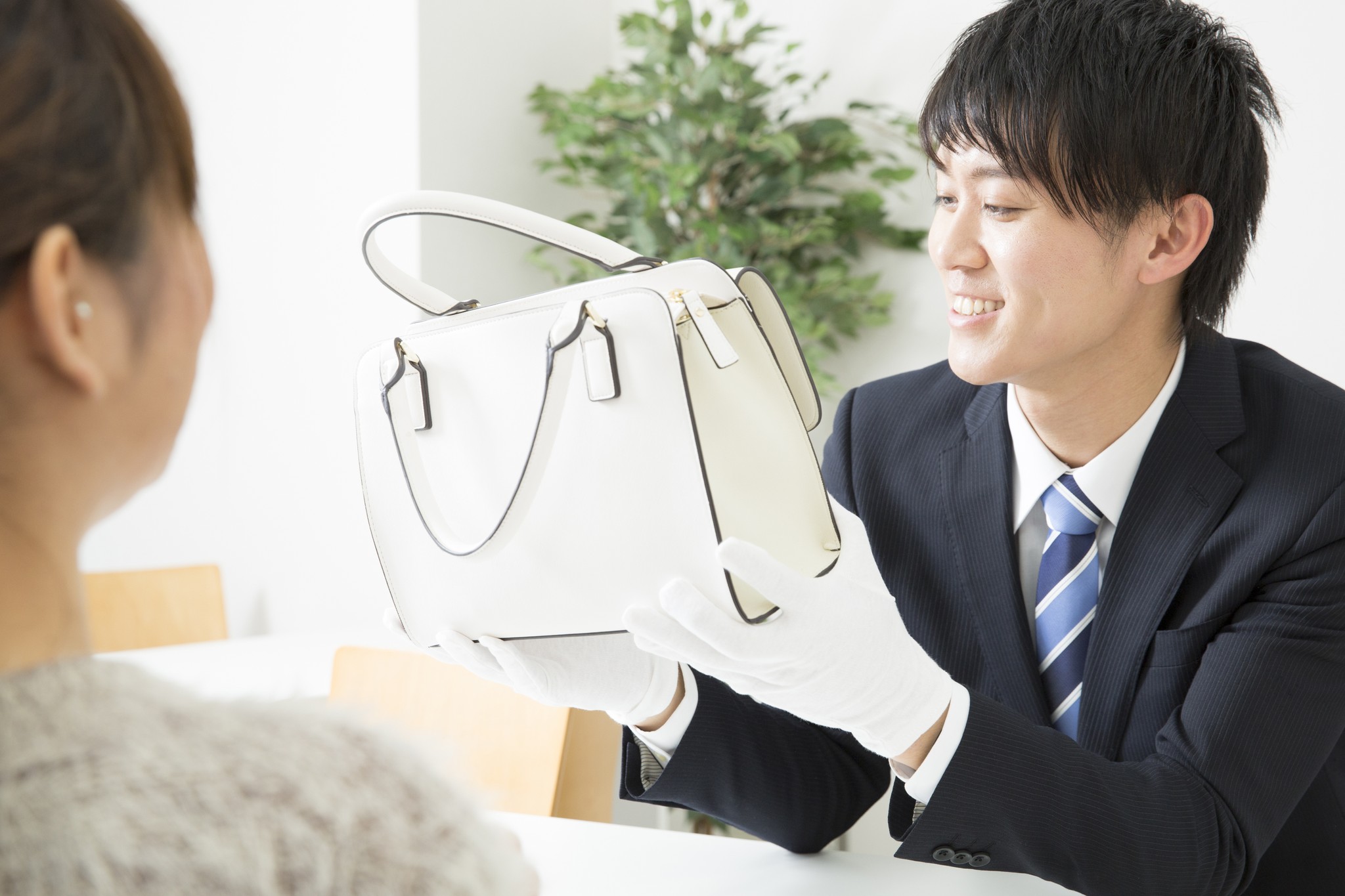 質屋で働き17年目のKさん…スバリ“手取り月収”は？　介護職から転身「人に言いづらい悩みで役立ててうれしい」