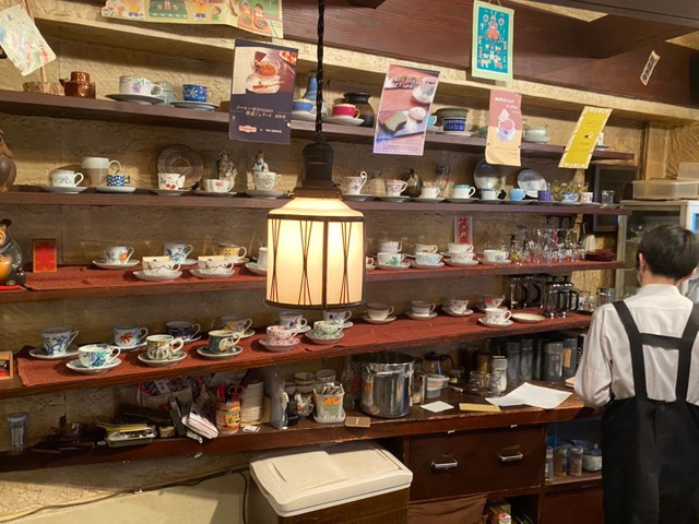 棚には彩り豊かなコーヒーカップが並んでいる