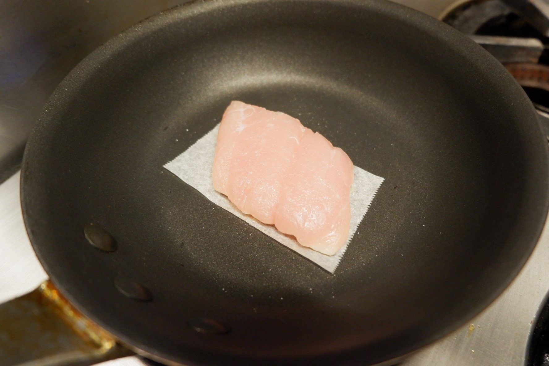 テフロンのはげたフライパンでも安心 皮が剥がれやすい魚を上手に焼き上げるお料理ハックが話題に まいどなニュース