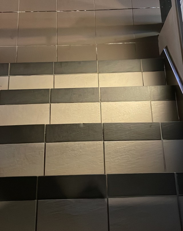 違う色の素材が交互に並ぶ階段 薄暗がりで降りるのが怖い どこに足を載せたらいいのか迷う 歩く人に優しい階段のデザインとは まいどなニュース