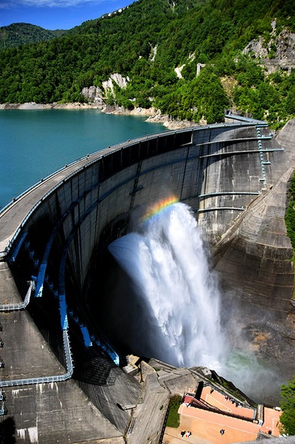 弧形的水流上架起了彩虹=摄于6月26日(高津守)