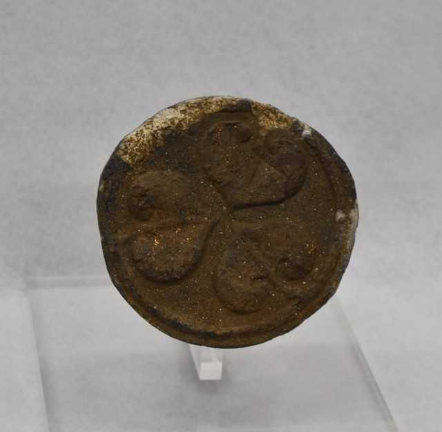 德川家「葵纹」金箔瓦 冈崎城罕见出土