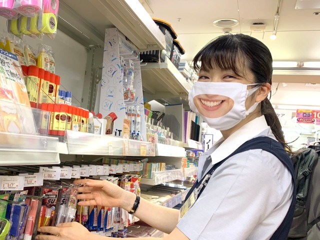 売り場ではこんな感じで着用しています（多慶屋提供）