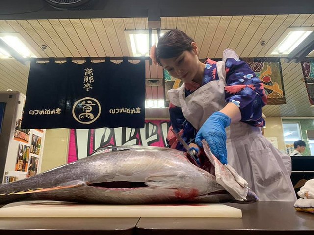 女性のまぐろ解体師 まぐろヴィーナス 活躍中 独自のショーで日本の食文化を世界に発信 まいどなニュース