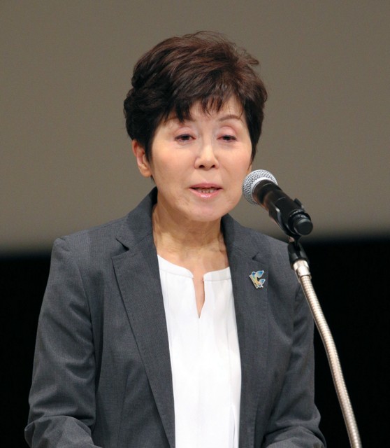 佐户未和的母亲&middot;惠美子在研讨会上发表演讲=摄于11月8日(饭冢