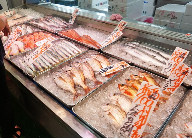 しっかり吟味して仕入れた魚を、その日のうちに店頭に並べるのが角上魚類のこだわり