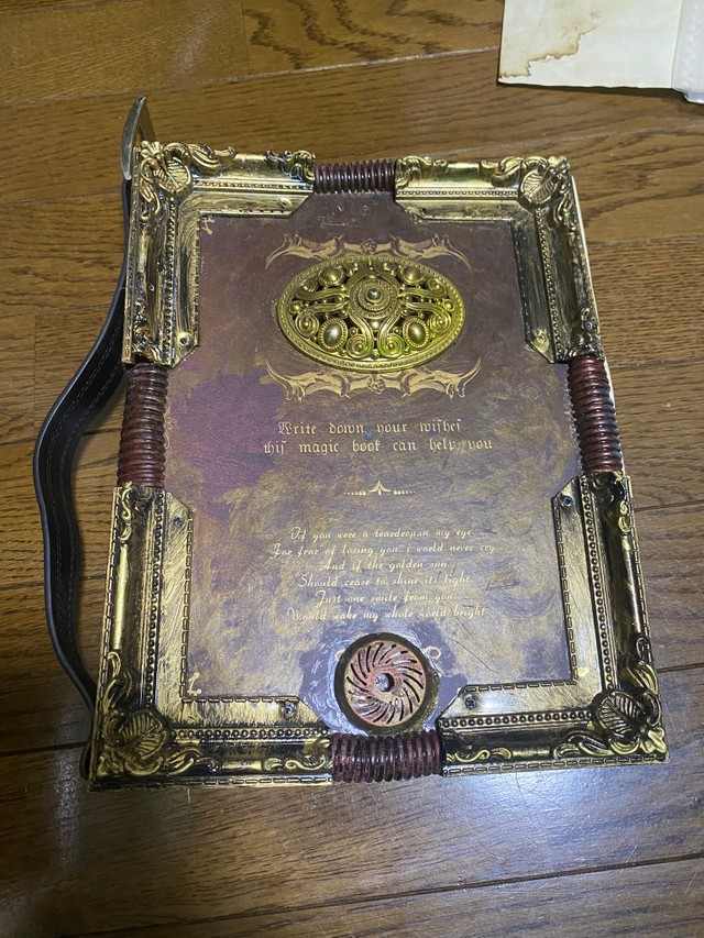 異世界にありそう 厨二心をくすぐられる 蓄光テープで再現 文字が光り輝く魔導書が話題 よろず ニュース