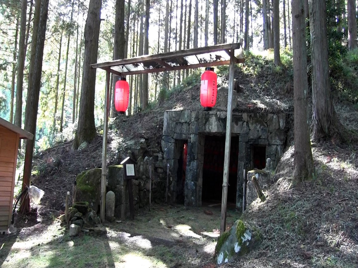 比叡山山中にある秘境駅を降りると まるで異世界 焼き打ちゆかりの石仏も まいどなニュース