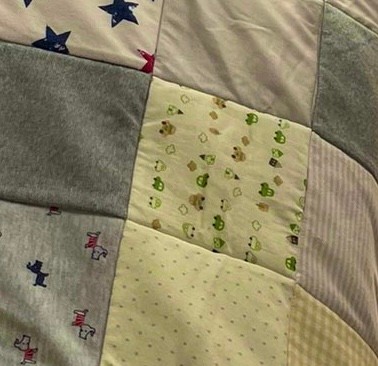 孫のベビー服60着で超大作パッチワークキルト完成 ばあばの愛に 最高のプレゼント すばらしいアイデア まいどなニュース