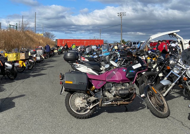 バイクの駐輪は無料です。この日はよく晴れていて暖かく、バイクがたくさん訪れていました。