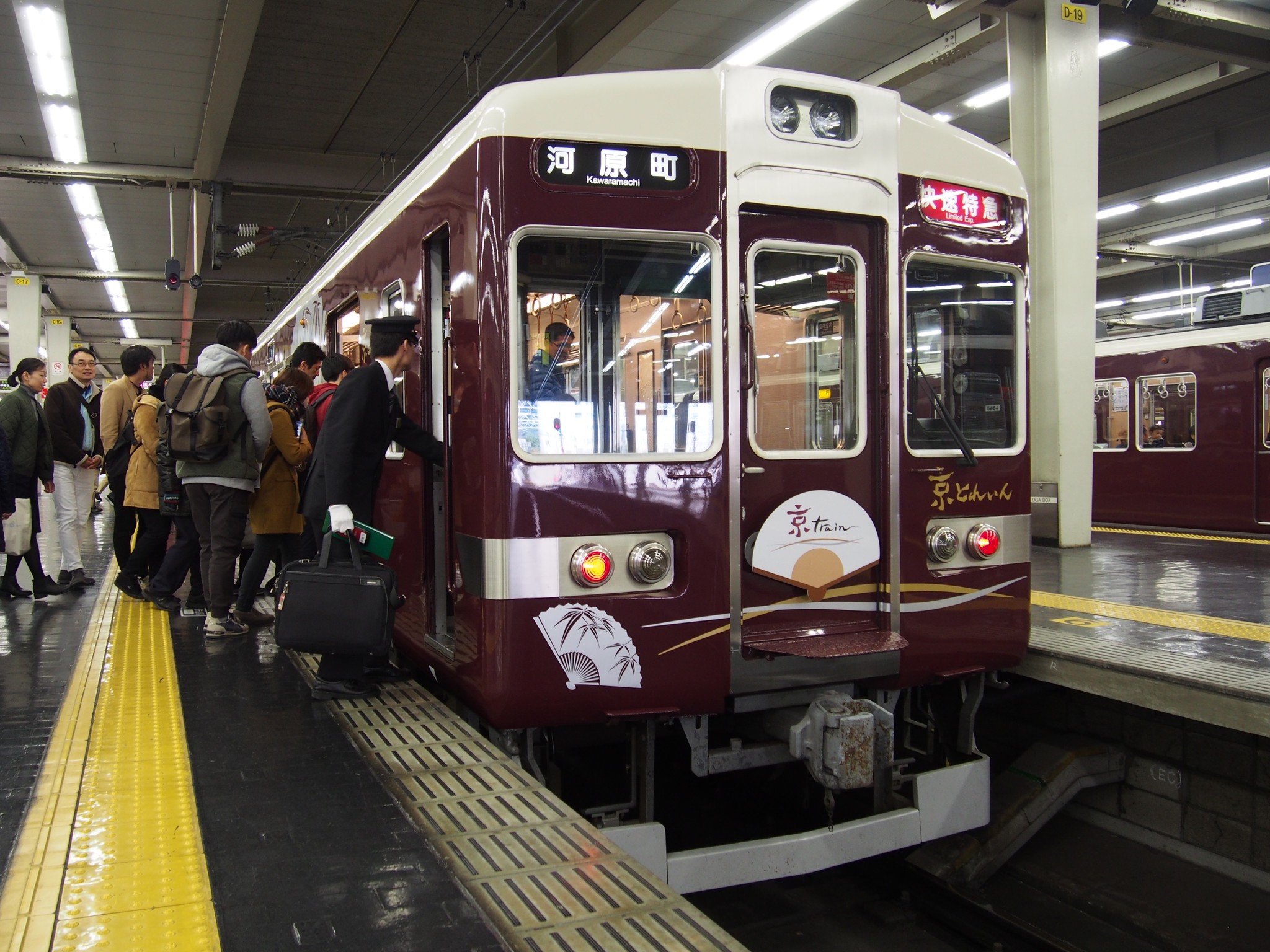 独特な茶色で知られる阪急電車 しかし 昔はド派手な色でも走っていた 知られざる車両の歴史 まいどなニュース