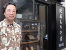 「駅そば」を1万杯以上食べた男 「好きだから、つゆの最後の一滴まで残さない」