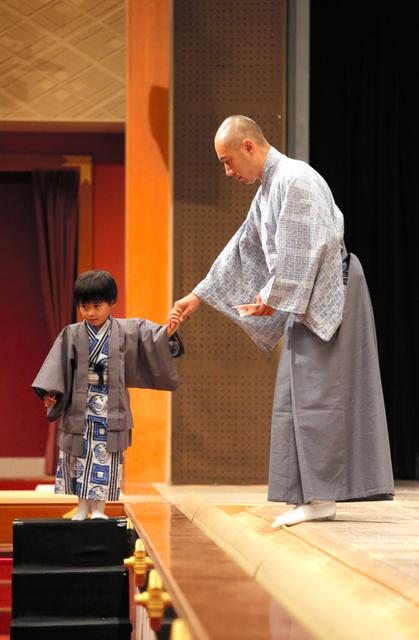 连麻央的份一起努力 市川海老藏与4岁长男祈演出安全(影片)
