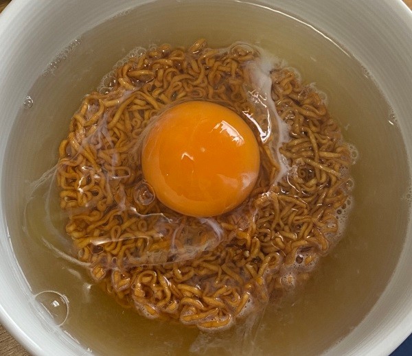 チキンラーメンの卵をきれいな しろたま にするには 簡単すぎる方法を発見 これは素晴らしい 早速試してみました まいどなニュース