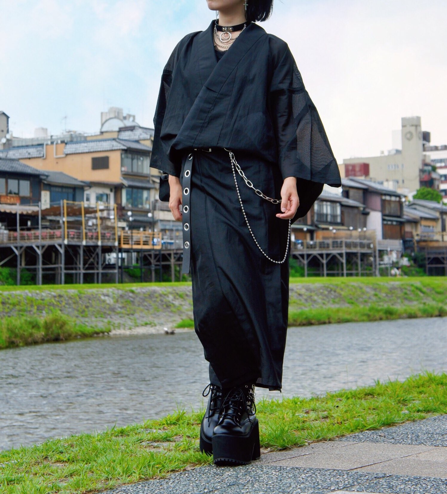 由美かおるさんだ みさまるさん黒紋付 半袖 ミニで大胆 夏の着物コーデ 厳格な着付師の祖母は まいどなニュース