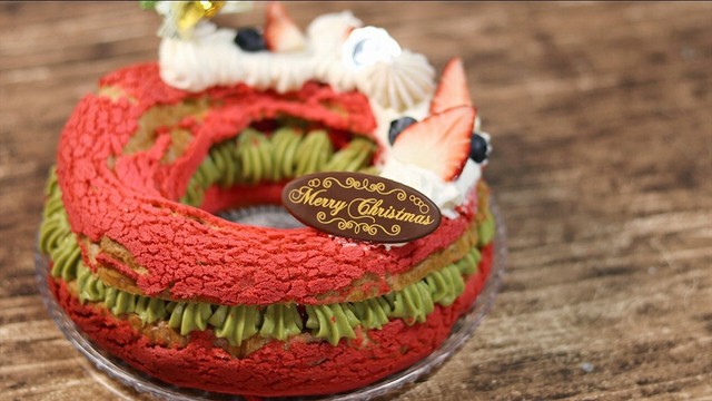 食べ応えありそう！真っ赤なパリ・ブレスト（画像提供／ネコノメさん）