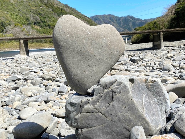 狂风暴雨屹立不倒 高知县桥畔"心形石"第4次复活(视频)