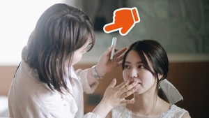 白いドレスの新婦さんの口元に手を当てているあのひと、何してる？
