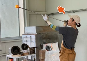 長い筒に息を吹き込んでいるあのひと、何してる？