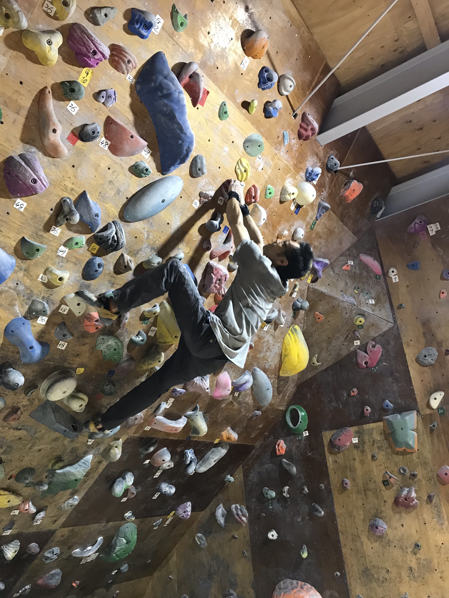 平日の仕事終わり なぜ彼らは 壁 を登るのか 夜ボルダリングに集う人びと まいどなニュース