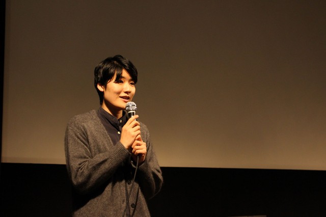 「つつんで、ひらいて」公開初日に舞台挨拶する広瀬奈々子監督＝神戸アートビレッジセンター