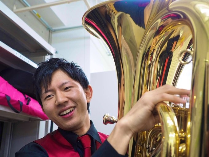 去年河原で見かけた君のこと 短歌に詠んだのよ チューバ吹きの青年とおばあさまの出会いがおとぎ話みたい まいどなニュース