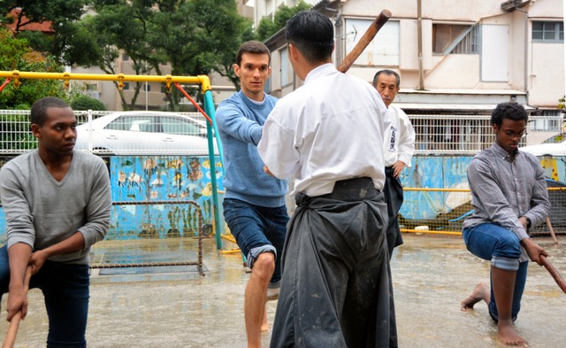 美名校空手道社员访鹿儿岛 练萨摩藩传统剑术「一击必杀」(影片)