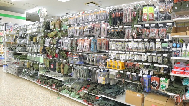 自衛隊駐屯地の中にコンビニが レジ周りは普通の店舗と同じだけど 一角に迷彩柄グッズがズラリ まいどなニュース