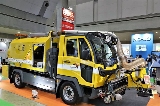 巨大な掃除機みたい 高速道路のメンテナンスを救う新型 路面清掃車 登場 価格7000万円以上も省力化期待 まいどなニュース