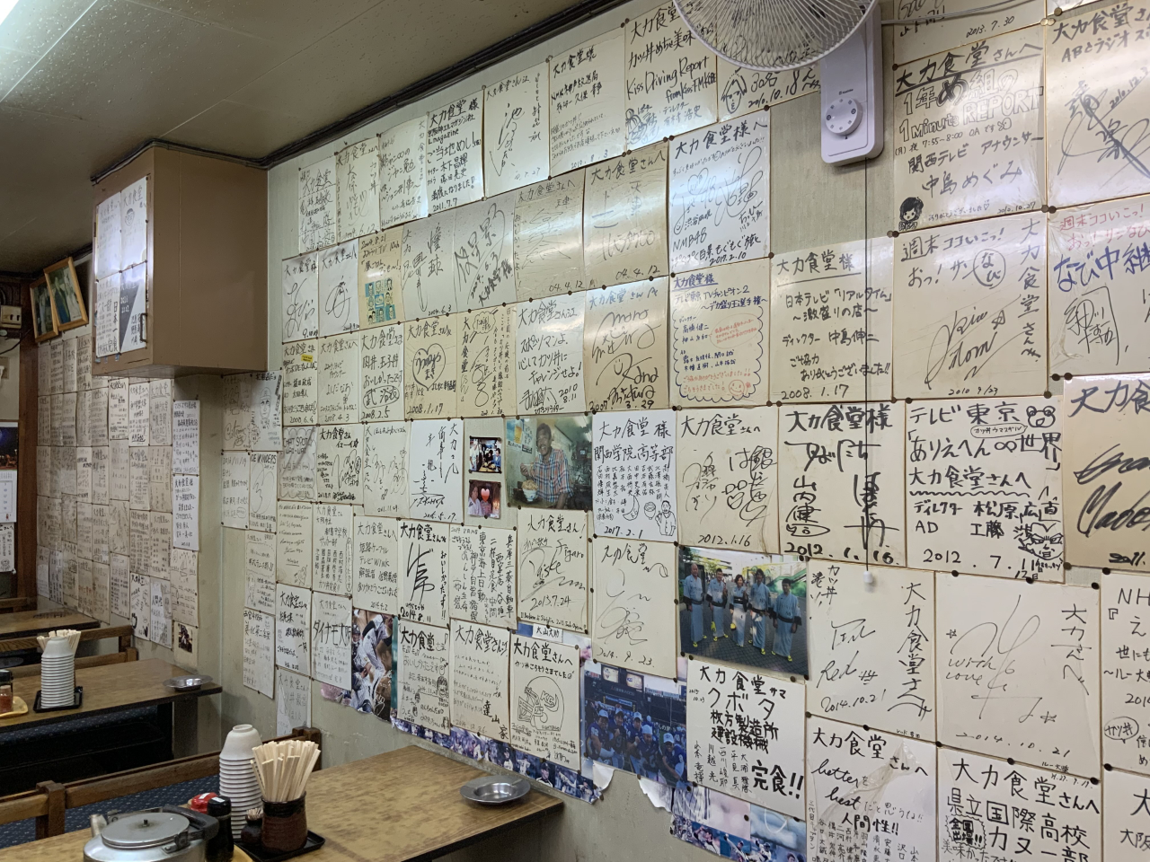 色紙で埋め尽くされた壁。天井にもあります