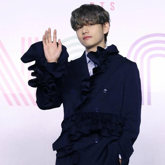 BTSのV 足の負傷でライブは座って出演 医師から「激しい運動は制限」｜よろず〜ニュース