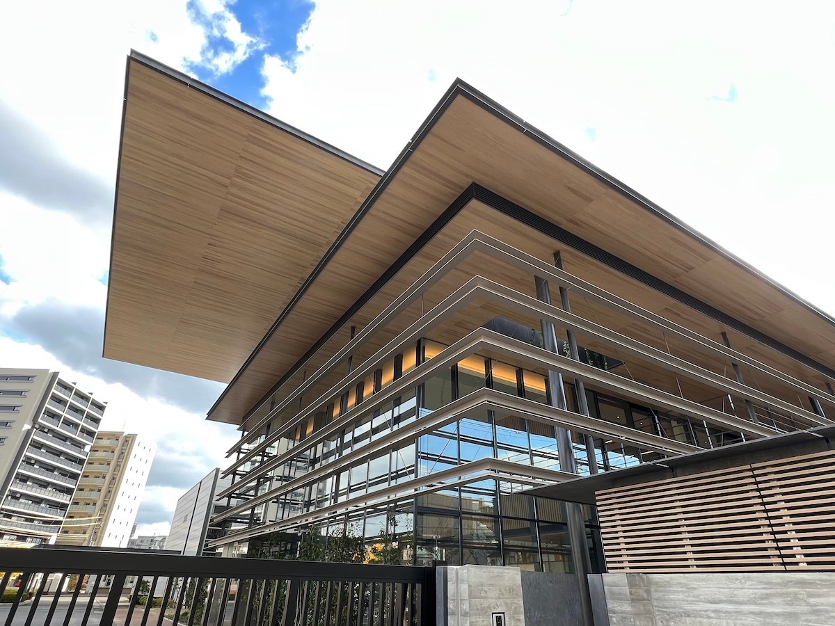 車窓から見える大屋根の建物の正体は 大阪の企業が目指す福利厚生施設の新しいカタチ まいどなニュース