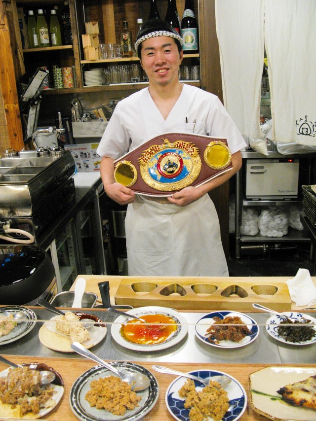 チャンピオンベルトを手にする山中竜也さん＝大阪市北区