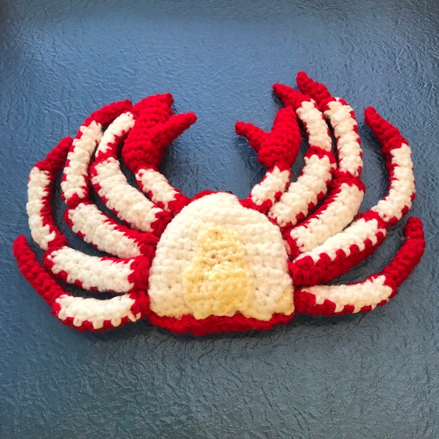 カニ食べたい の一心から生まれた編み物が話題 隠された壮大な仕掛け カニの足をもぎとると まいどなニュース