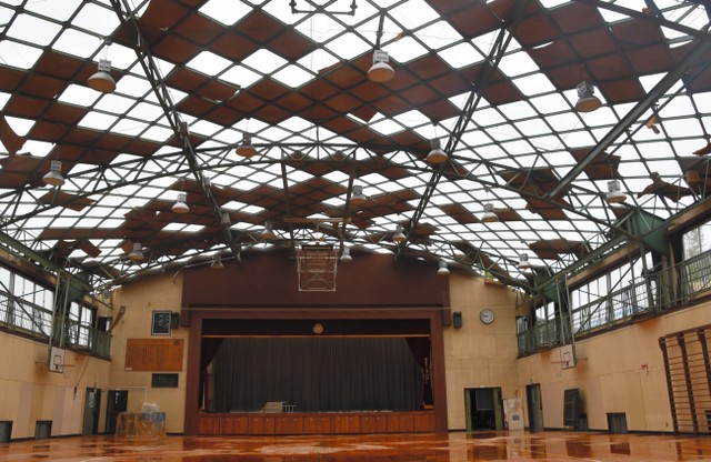 千叶市美滨区,天花板屋顶损坏的千叶市立稻滨小学体育馆=摄于9月11日