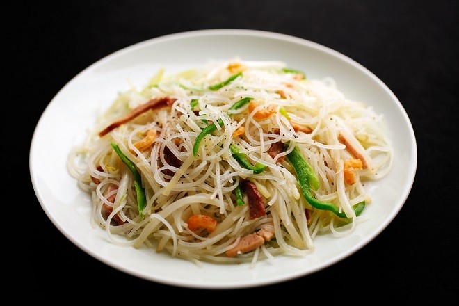 GOHAN LAB/ Stir-fried rice vermicelli: Fish sauce adds depth to noodles with colorful seafood umami : The Asahi Shimbun - Vimarsana News