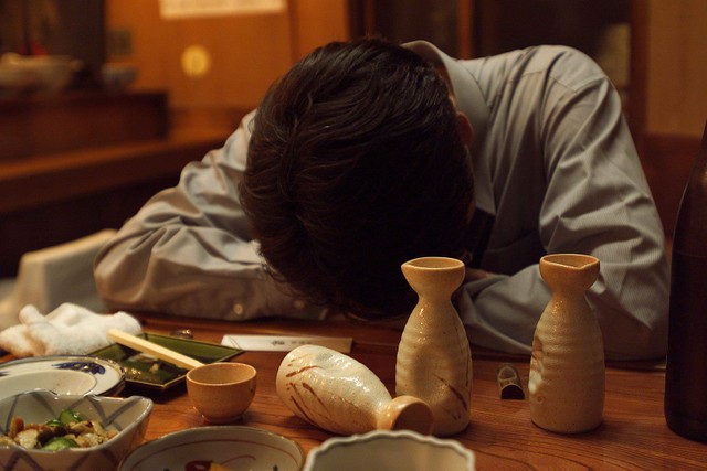 過度の食べ過ぎや飲み過ぎも原因の一つ 