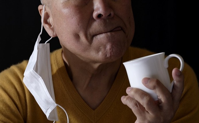 コロナ感染による味覚 嗅覚障害の実体験 突然 煙の臭い 翌日には鼻も舌も機能せず まいどなニュース