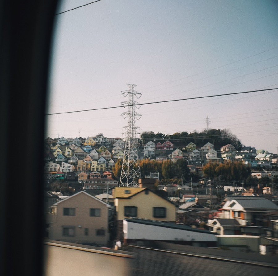 ジブリみたい 新幹線の車窓から一瞬見えるメルヘンな三角屋根 湘南日向岡住宅とは この場所 ほんっとに可愛い まいどなニュース