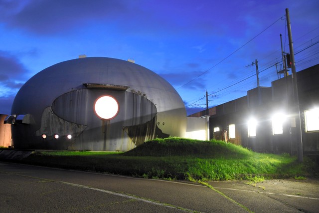 田园地带惊现ufo! 这个吸引着人们的球体其实是