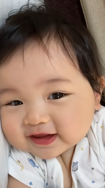 寝ている赤ちゃんの 指しゃぶり をやめさせたら 予想外の反応に えっ何その顔 天使の笑顔 まいどなニュース