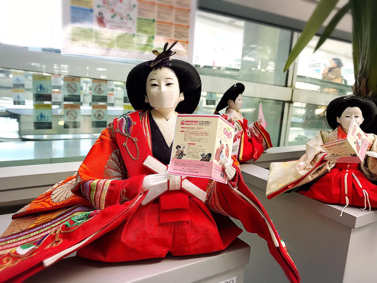 シュールすぎる ガラガラの中部国際空港にマスク姿のひな人形300体 まいどなニュース