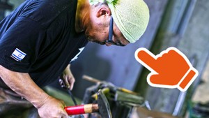 ハンマーで鉄をたたいているあのひと、何してる？ 
