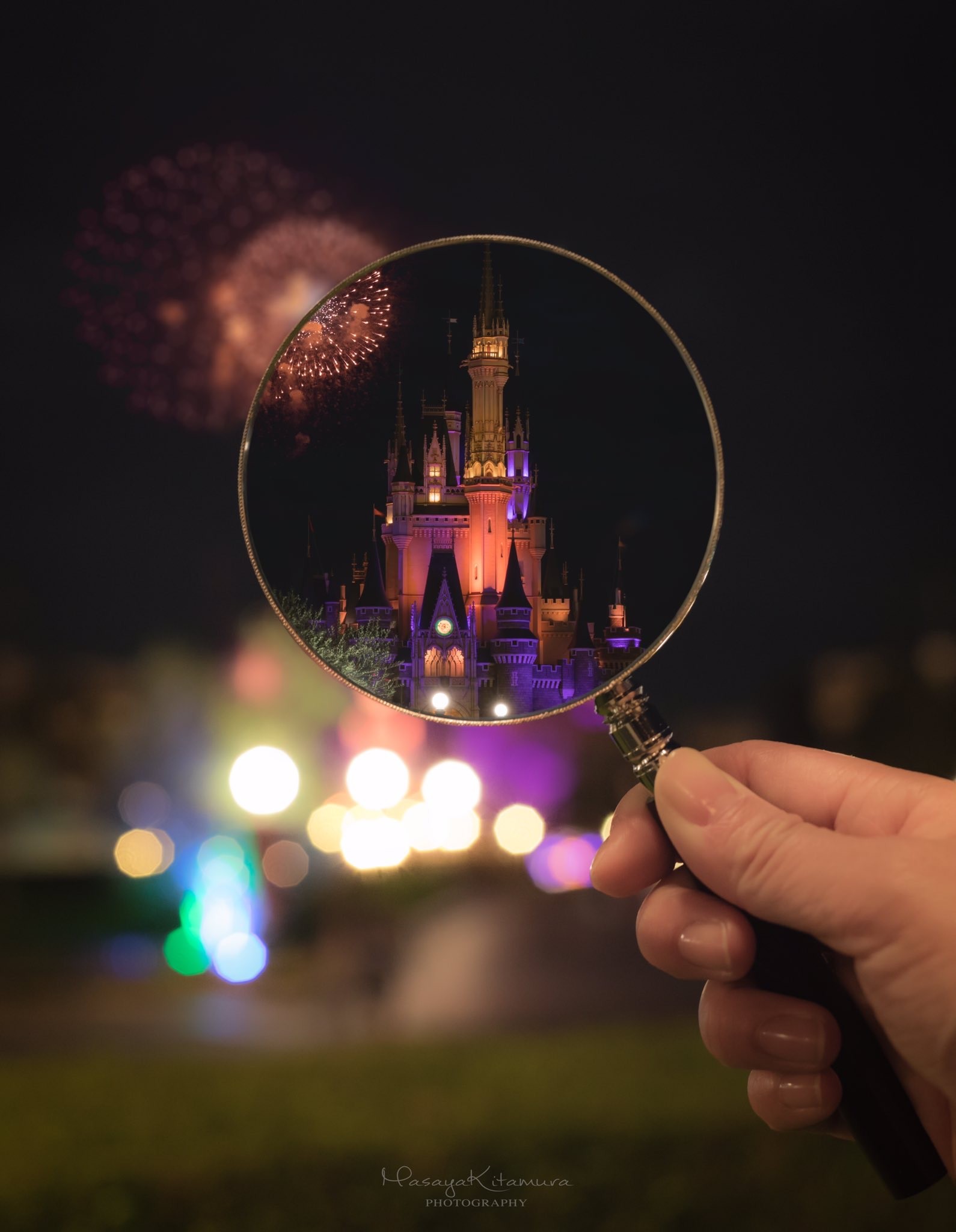 この発想はなかった 虫眼鏡とフォトショで 小さな夢の国 の写真が完成 まいどなニュース