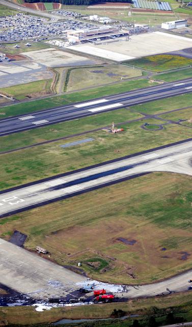 机体起火的f4战斗机(下),上方为茨城机场航站楼=摄于10月18日(嶋田