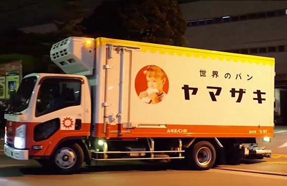 朝早く工場を出発する山崎製パンの配送トラック（山崎製パン提供）