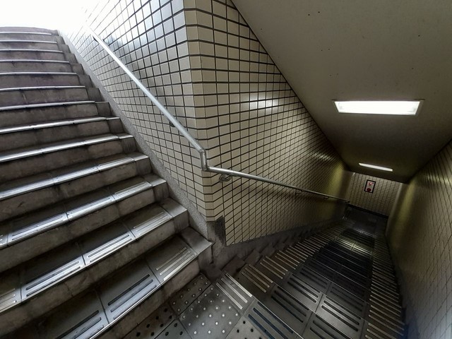 倉庫のような巨大な扉 実は 川底の地下道 につながるエレベーター 以前は車も通行 大阪 安治川隧道 まいどなニュース 倉庫のような巨大な扉 実は 川底の地下道 につながるエレベーター 以前は車も通行 大阪 安治川隧道 まいどなニュース