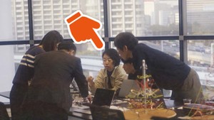 模型のようなものを見ながら話しているあのひと、何してる？ 