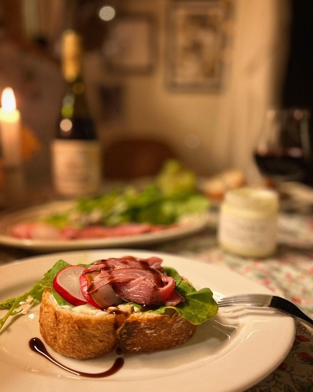 あいち鴨ボンレスハムを使ったオープンサンドの夕食（かほりめしさん提供）